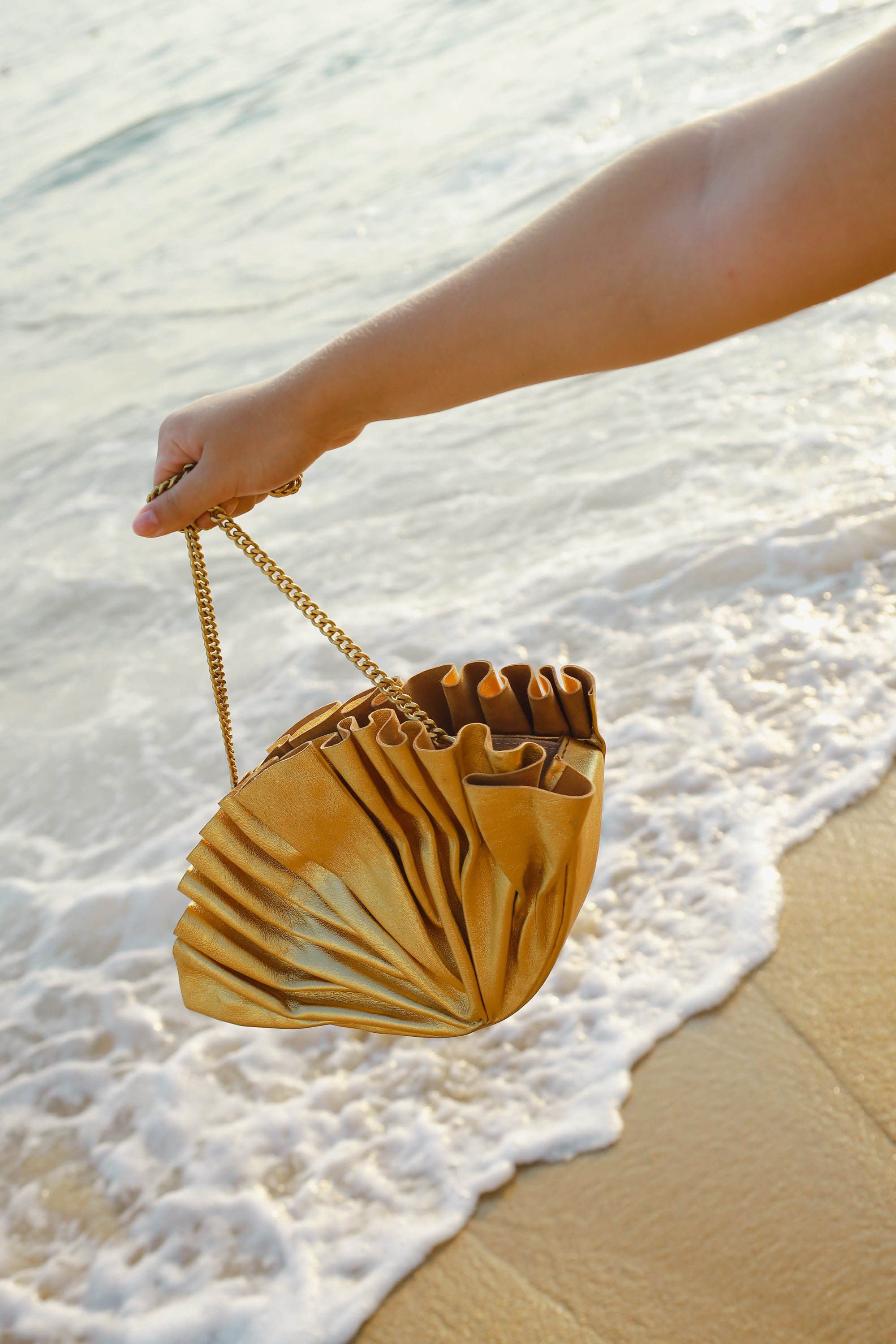 Gold hotsell shell clutch